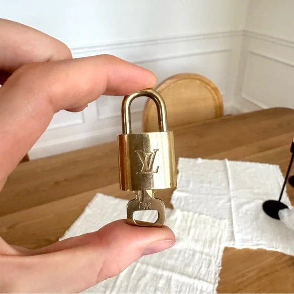 ✅AUTH✅ 🔐 LOUIS VUITTON LOCK AND KEY - Picture 1 of 6